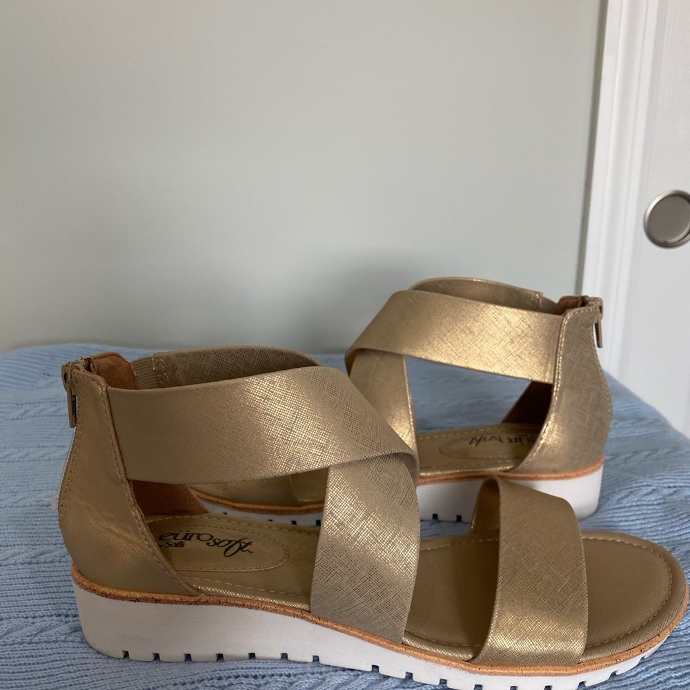 Gold euro soft sandals